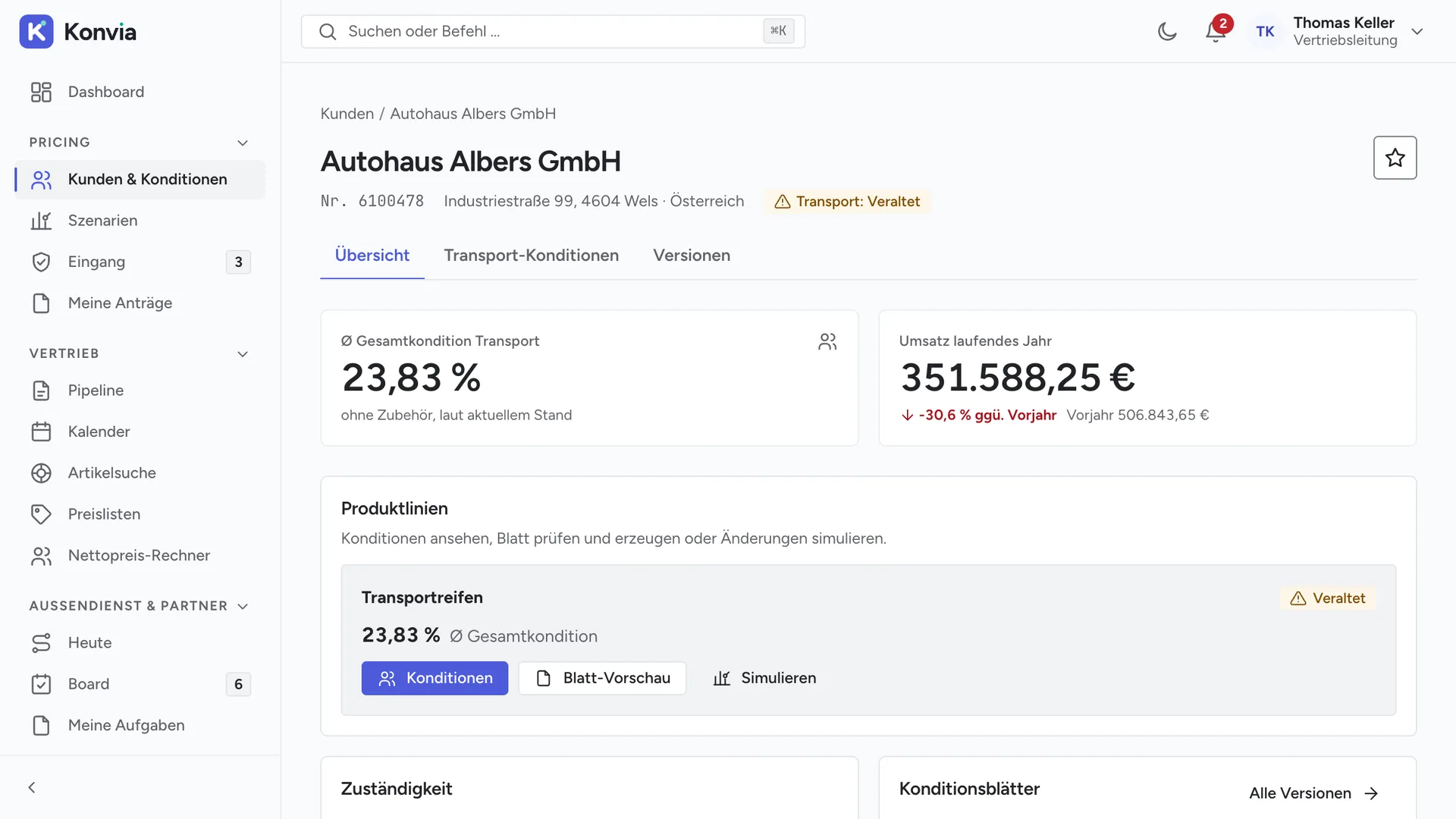 Kundenansicht in Konvia für die Autohaus Albers GmbH mit dem Hinweis „Transport: Veraltet“, Kennzahlen zu durchschnittlicher Gesamtkondition und Umsatz im laufenden Jahr, der Produktlinie Transportreifen mit Schaltflächen für Konditionen, Blatt-Vorschau und Simulation sowie den Kästen Zuständigkeit und Konditionsblätter.