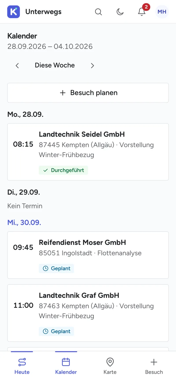 Außendienst-Ansicht, Kalender: Wochenübersicht mit einem durchgeführten Besuch am Montag, keinem Termin am Dienstag und zwei geplanten Besuchen am Mittwoch, jeweils mit Uhrzeit, Ort und Anlass.